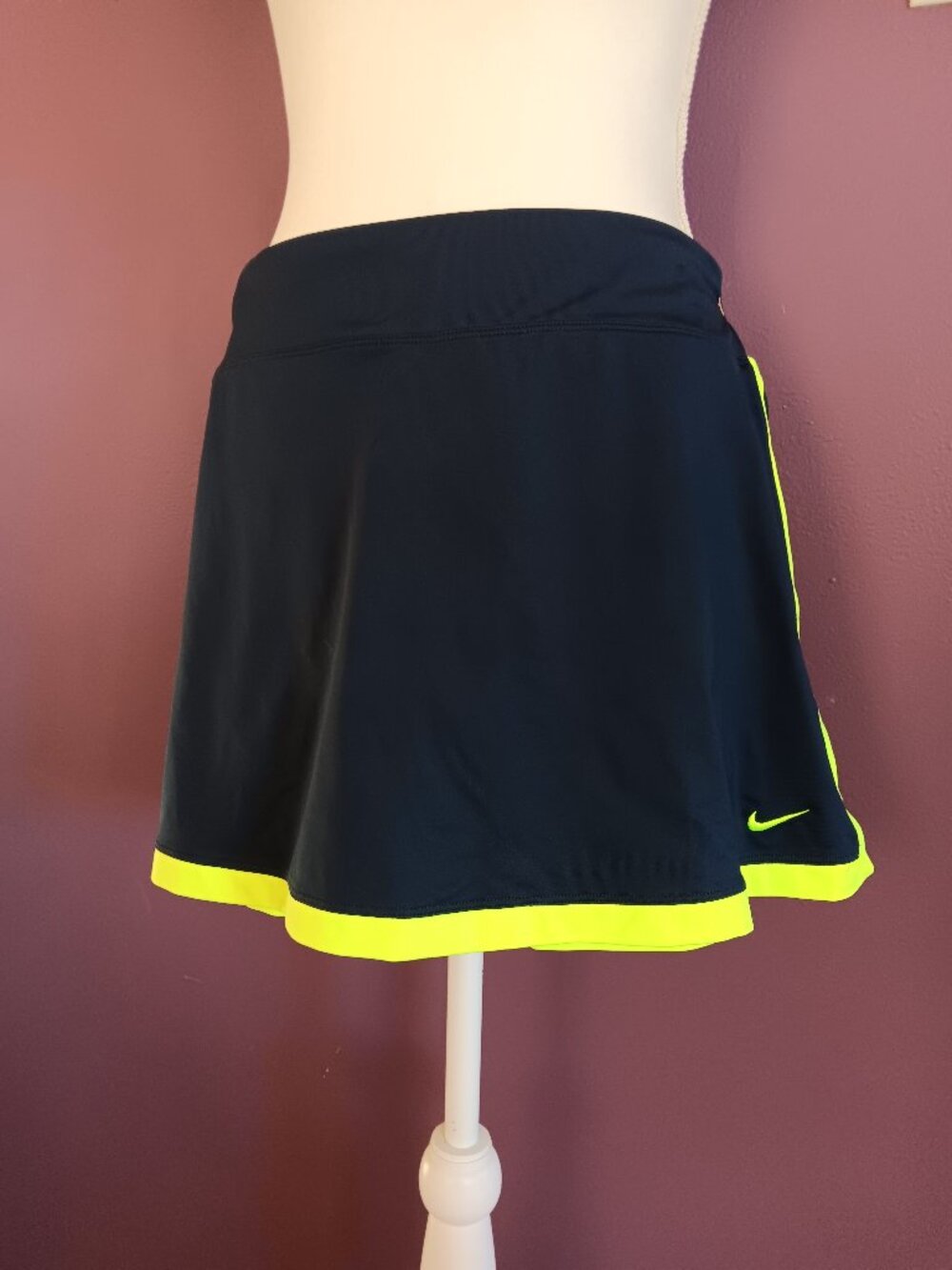 Nike tennis skirt size XL, Navy with Volt trim